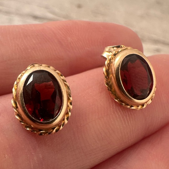 Vintage 10k Yellow Gold Garnet Post Back Earring - Picture 6 of 6